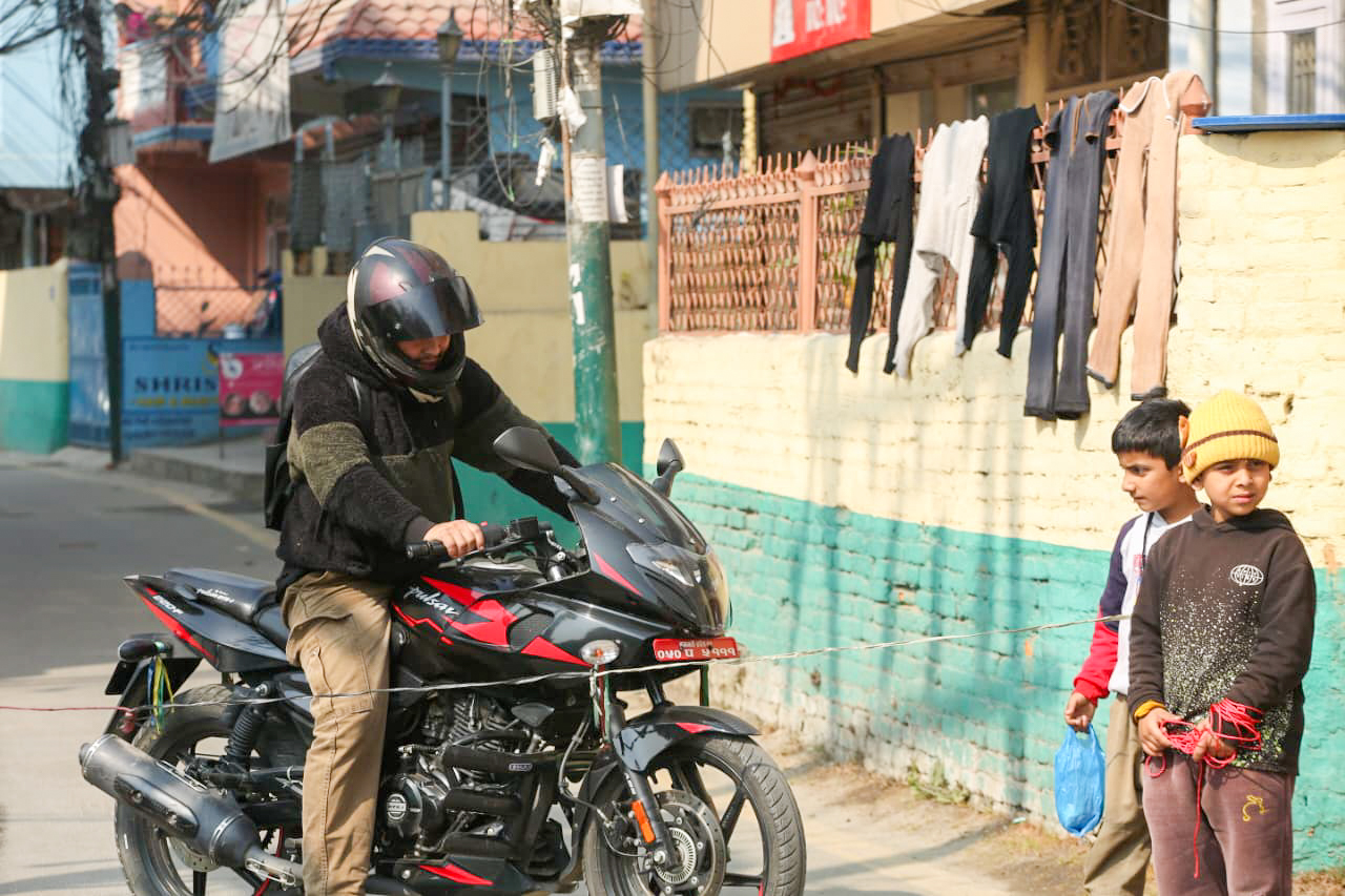 महाशिवरात्रि : डोरीले बाटो छेकेर जगात संकलन गर्दै बालबालिका (तस्विरहरु)