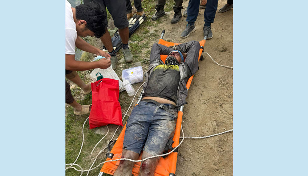 धादिङको रुबीभ्यालीमा साइकल दुर्घटना हुँदा गम्भीर घाइतेको हेलिकप्टरबाट उद्धार