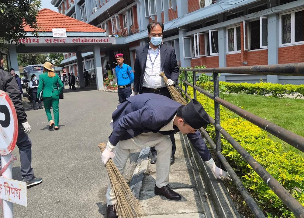 कुचो लिएर निस्किए सभामुख डिपी अर्याल
