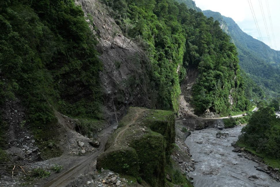महभिरमा पहिरो खसेपछि बेनी–जोमसोम सडक अवरुद्ध