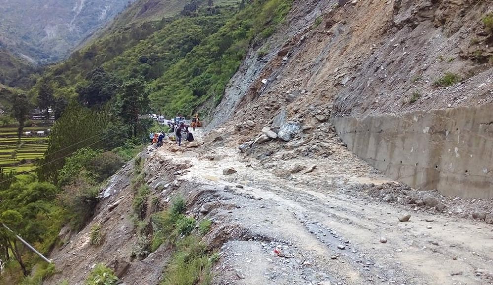 बेँसीसहर-चामे सडक र मध्यपहाडी लोकमार्गमा सवारी सञ्चालनमा रोक