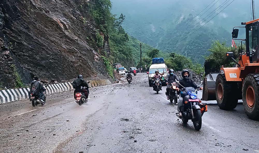 नारायणगढ- मुग्लिन सडकमा पहिरो हटाइएपछि दुईतर्फी सवारी सञ्चालन