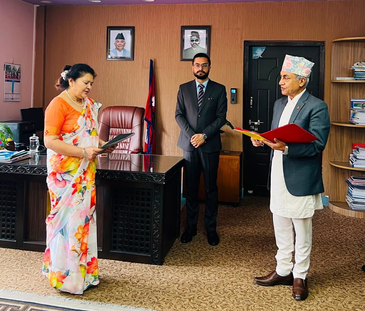 त्रिवि सेवा आयोगका नवनियुक्त अध्यक्ष किशोर थापाले लिए शपथ