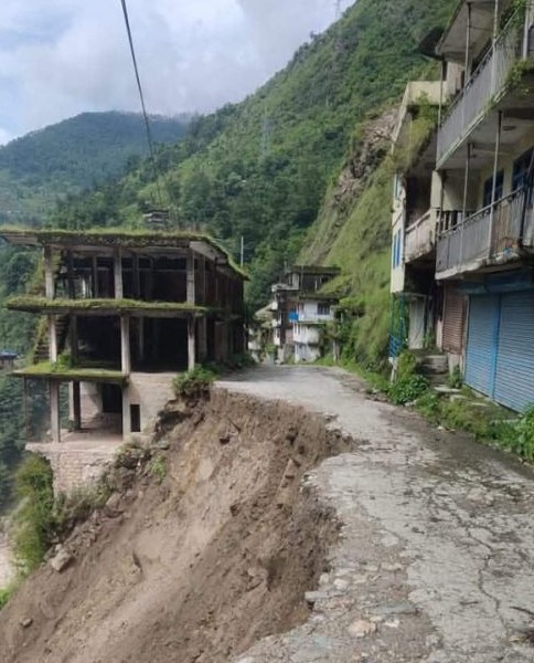 सिन्धुपाल्चोकको भोटेकोशी , लिपिङमा पहिरो