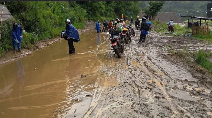 वर्षासँगै देशका ७ सडकखण्ड अवरुद्ध