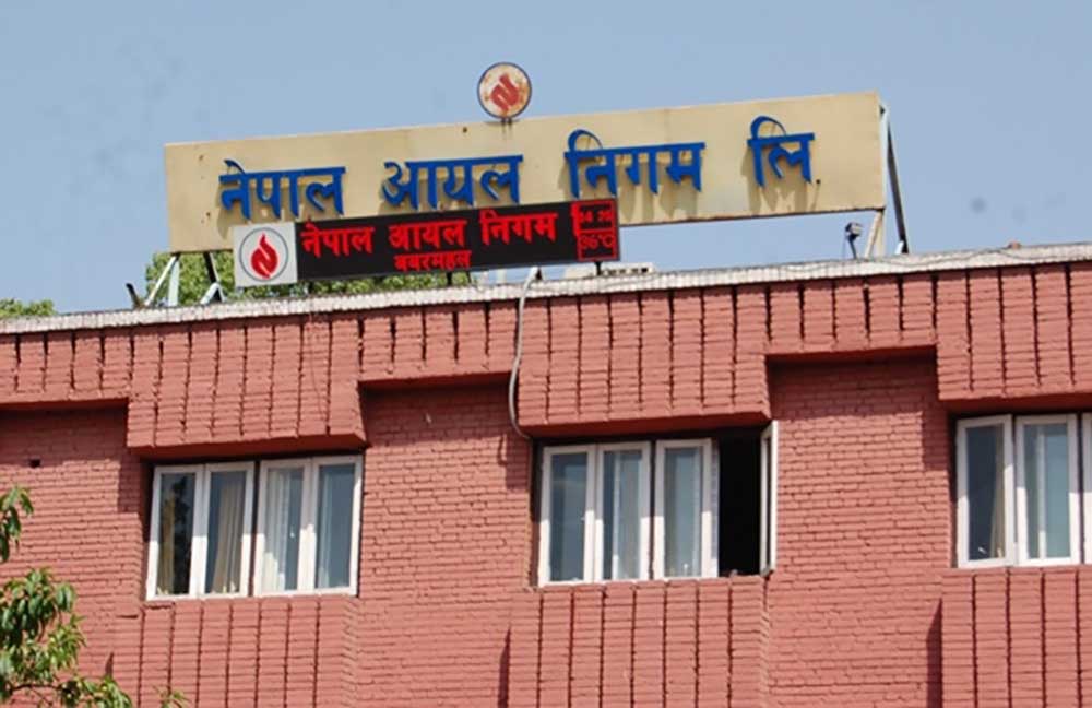 टेकुस्थित निगमको कार्यालयबाट पाँच कम्पनीका ग्यास सिलिन्डर बिक्री हुदै