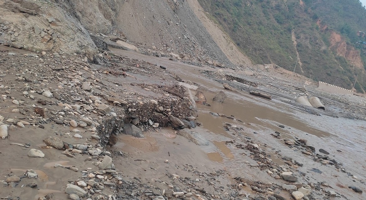 नार्के क्षेत्रमा पहिरोसँगै वीपी राजमार्ग पूर्णरूपमा अवरुद्ध