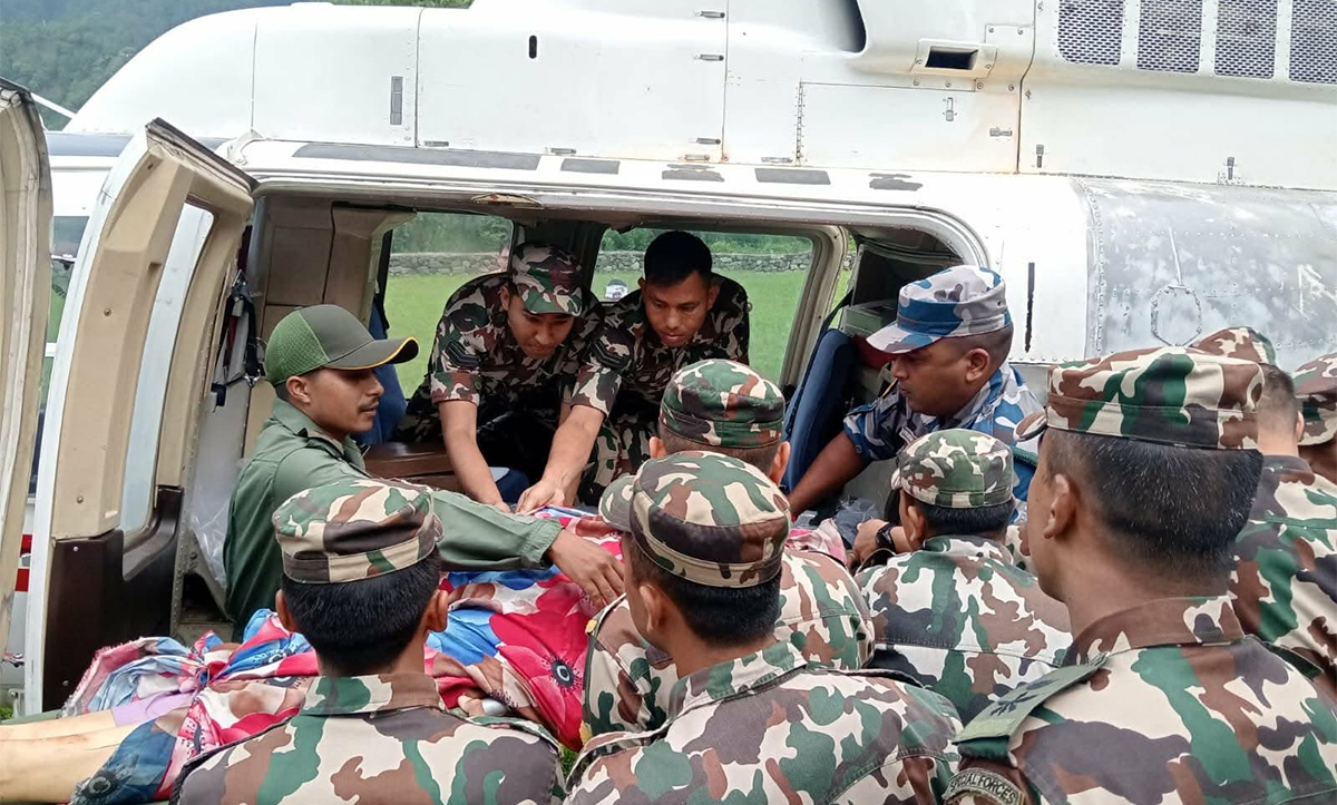 जीप दुर्घटनामा परेका चारजनालाई हेलिकोप्टरमार्फत ल्याइयो छाउनी