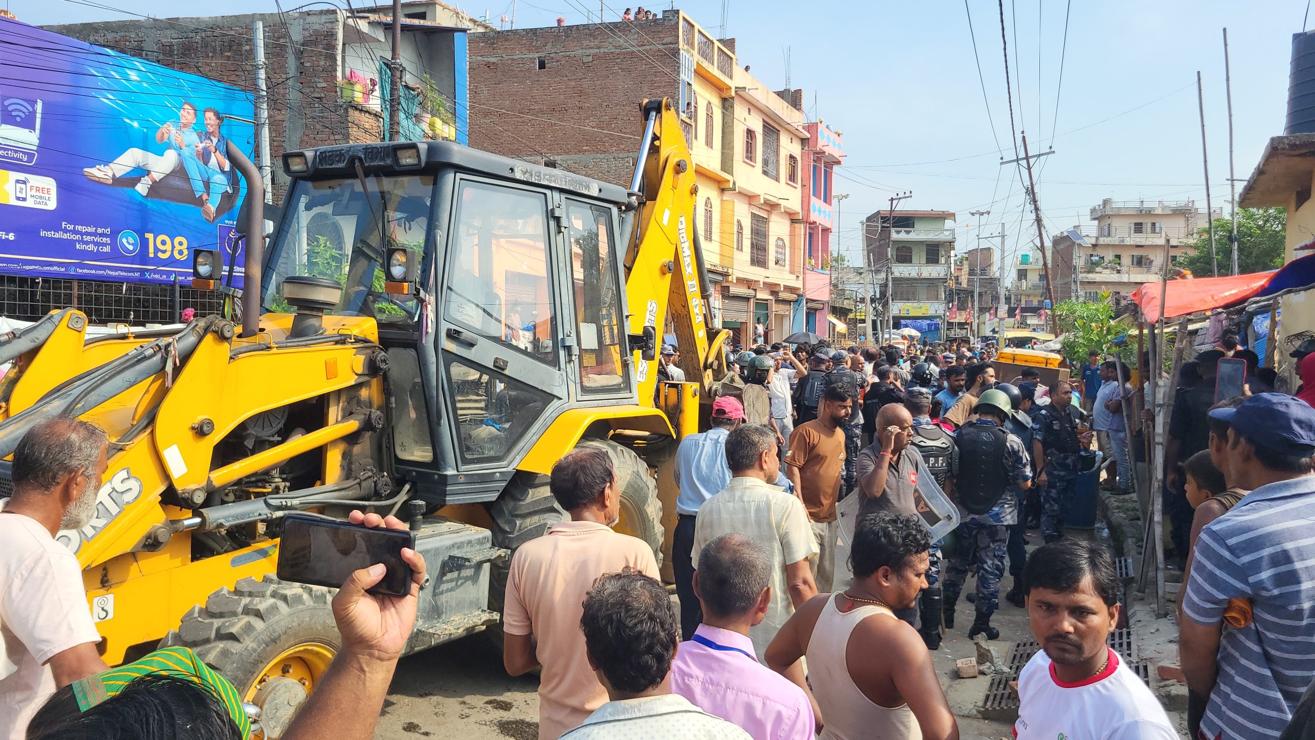 जनकपुरमा गुठीको जग्गामा बनाइएका अतिक्रमित संरचनामा चल्यो डोजर