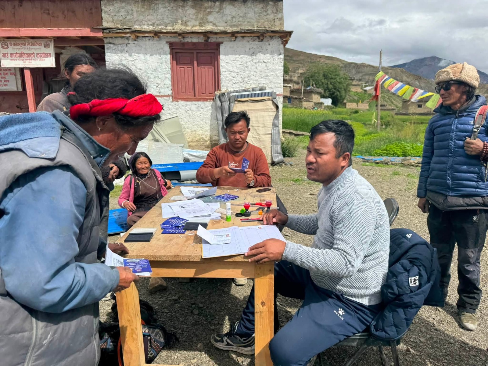 डोल्पामा सीमा क्षेत्रका करिब २०० बासिन्दालाई प्रस्थान तथा प्रवेशपत्र वितरण