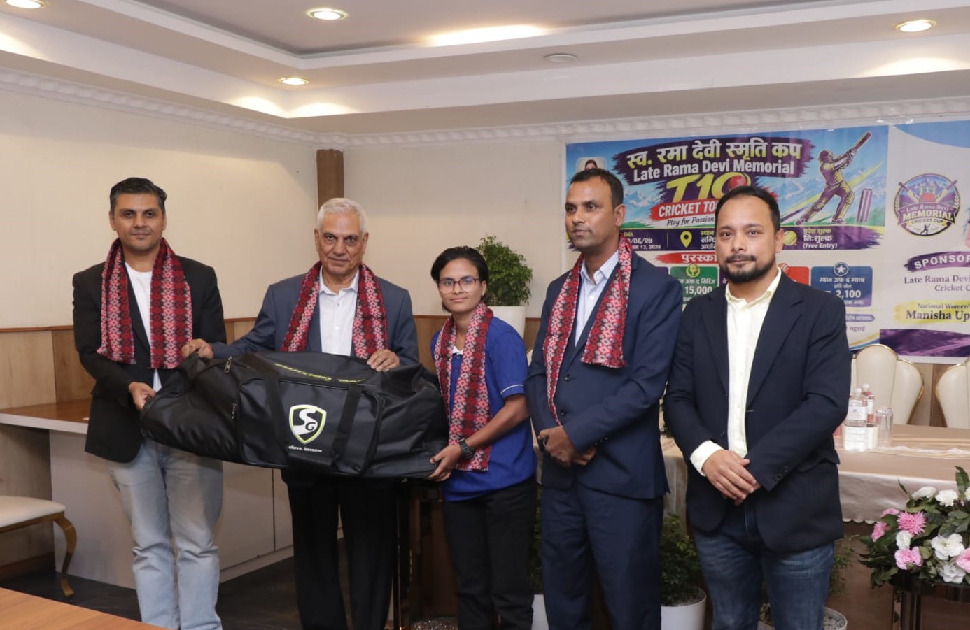 मनीषालाई क्रिकेट किट