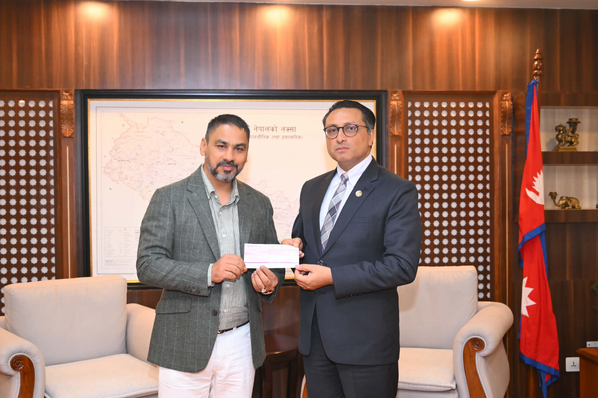 वाढी प्रभावितको लागि क्यासिनोहरु भेगास,टाइगर प्यालेस र सेभेन हर्सेसबाट १ करोड,११लाख सहयोग