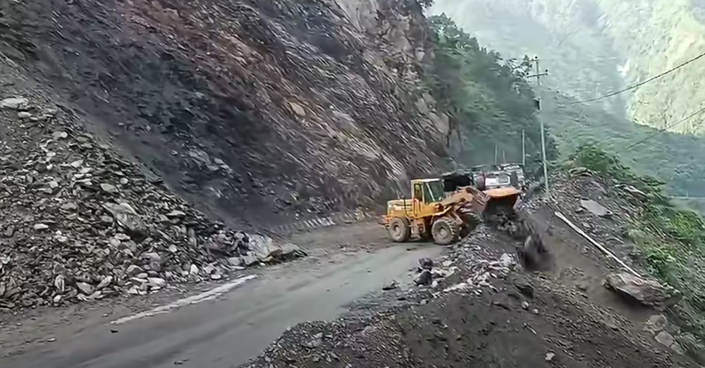 तुइनखोलामा माटो कटान कार्य गरिदै, सवारी आवागमना आंशिक रोक
