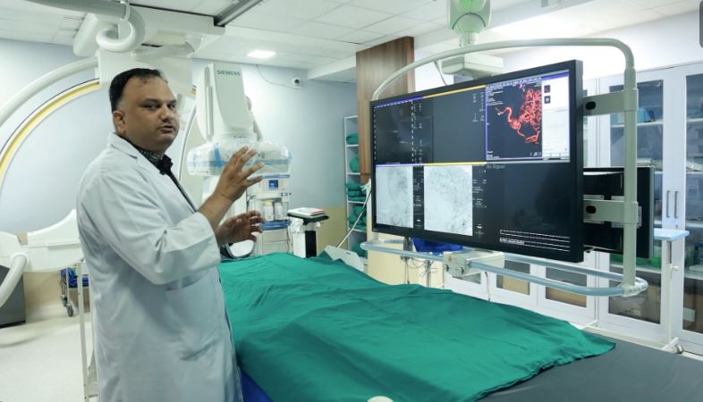 केएमसीमा नेपालमै पहिलो पटक मस्तिष्कको अवरुद्ध नसा चिरफारबिनै खोलियो