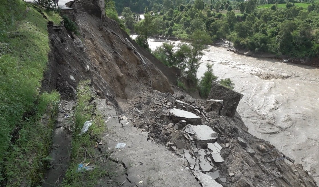 कृष्णभीर पहिरोले अवरूद्ध पृथ्वी राजमार्ग खुलाउन कम्तीमा १५ दिन लाग्ने