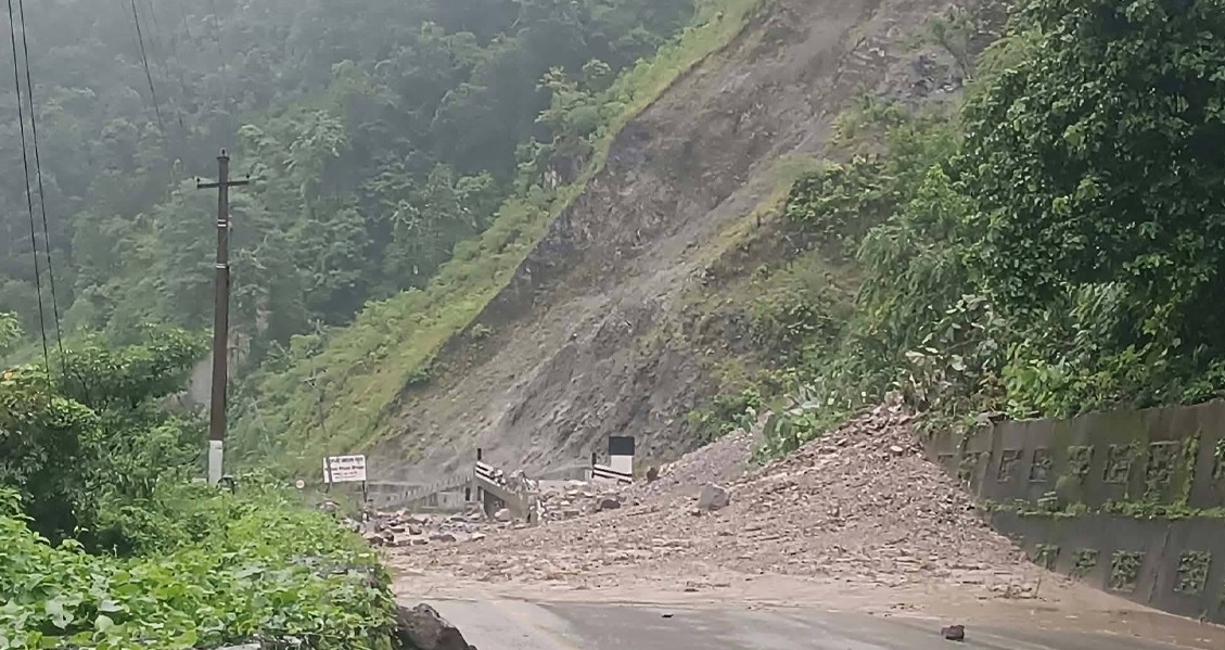 पहिरोले मुग्लिन-नारायणगढ सडक अवरुद्ध