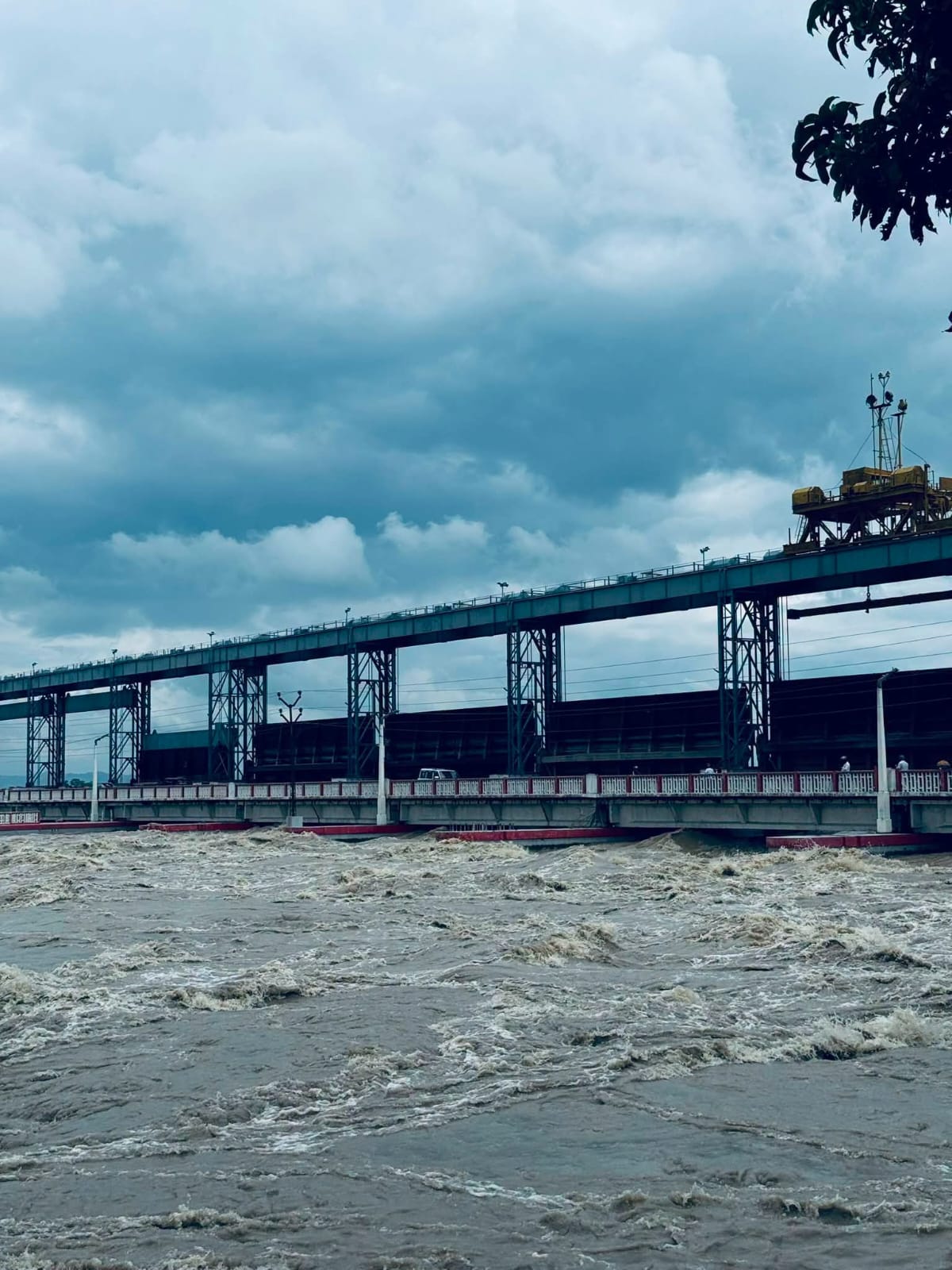 सप्तकोशीमा दुई लाख क्युसेक नाघ्यो पानीको बहाव, कोशी ब्यारेजका २४ ढोका खोलिए