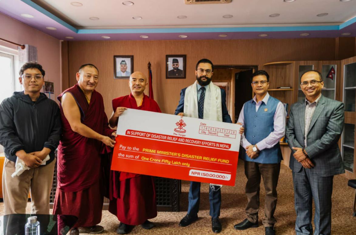 ‘तेर्गार गुम्बा नेपाल’ले १ करोड ५० लाख रुपैयाँको सहयोग चेक उद्धार कोषमा हस्तान्तरण
