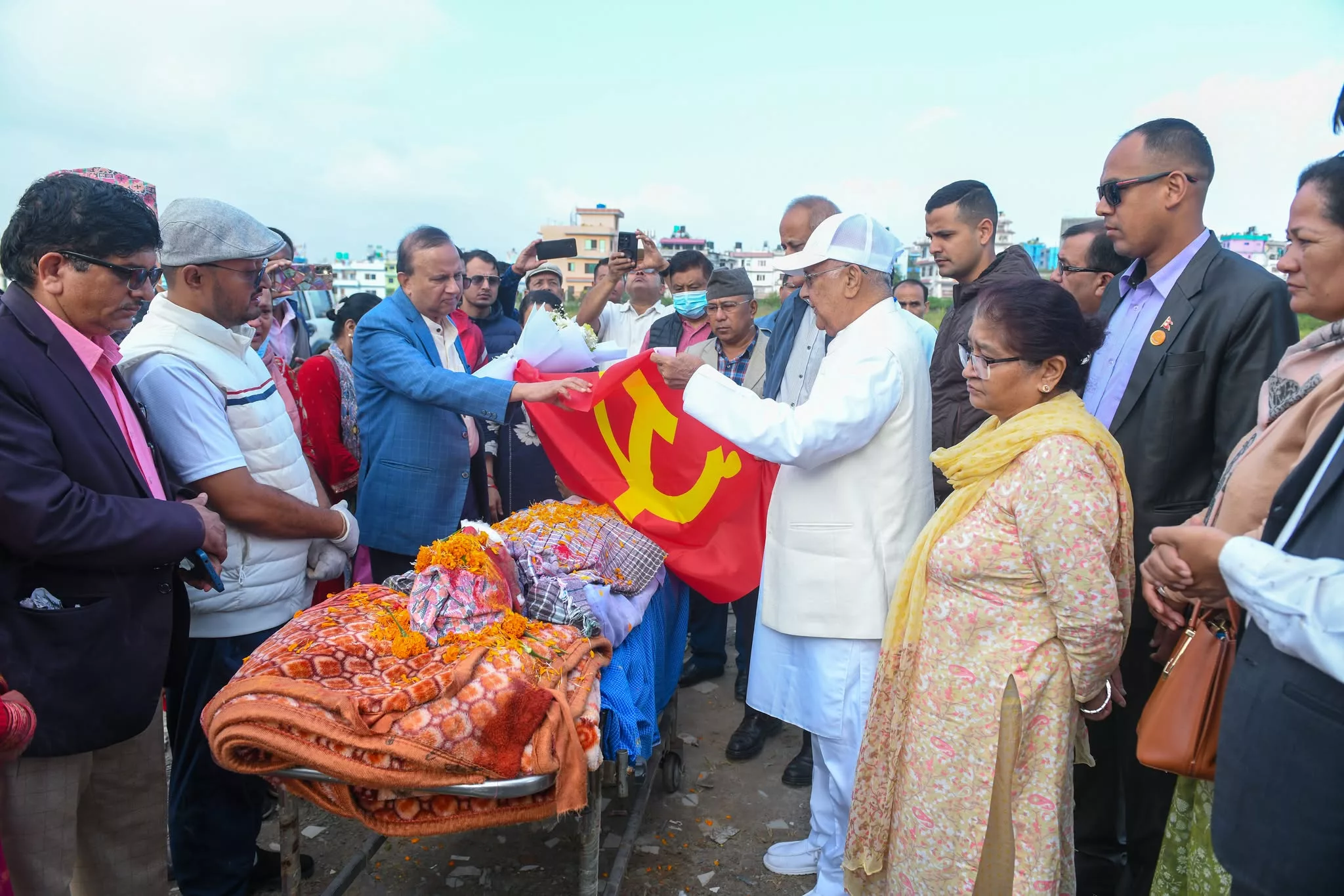 एमाले अध्यक्ष ओलीद्वारा कम्युनिस्ट नेता बस्नेतको पार्थिव शरीरमा पार्टीको झन्डा ओढाएर श्रद्धाञ्जली