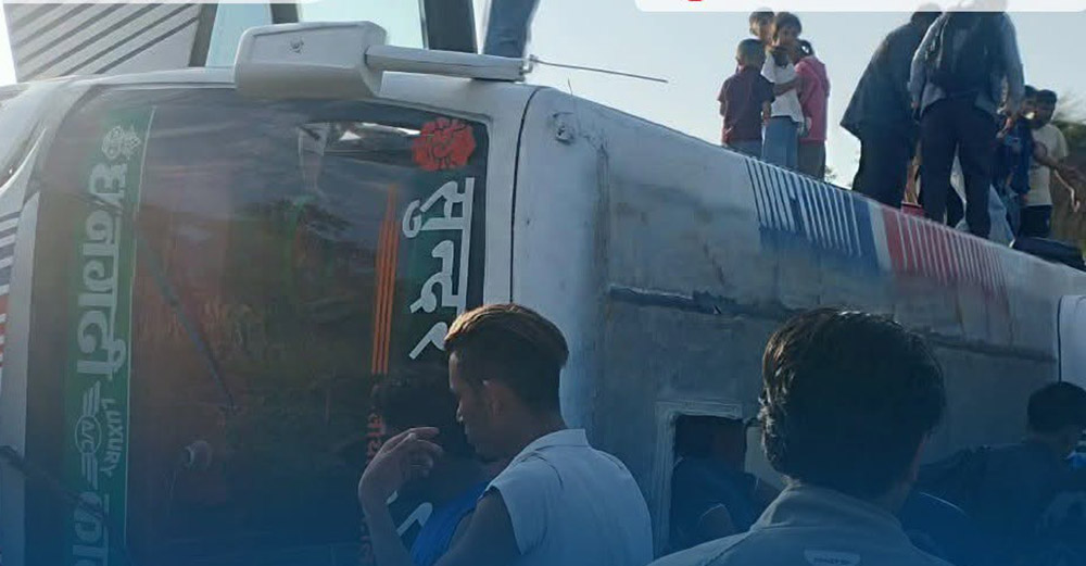 नवलपरासीमा बस पल्टिँदा चालक र सहचालकसहित सात जना घाइते