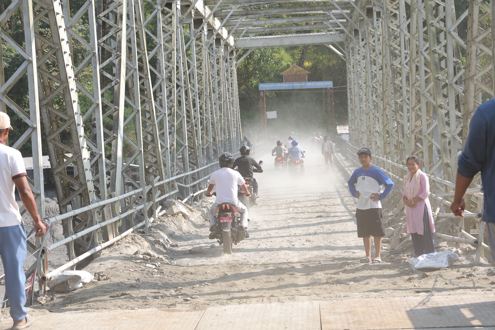 नेपाली सेनाद्धारा आरुघाटमा बेलीब्रिज जडान