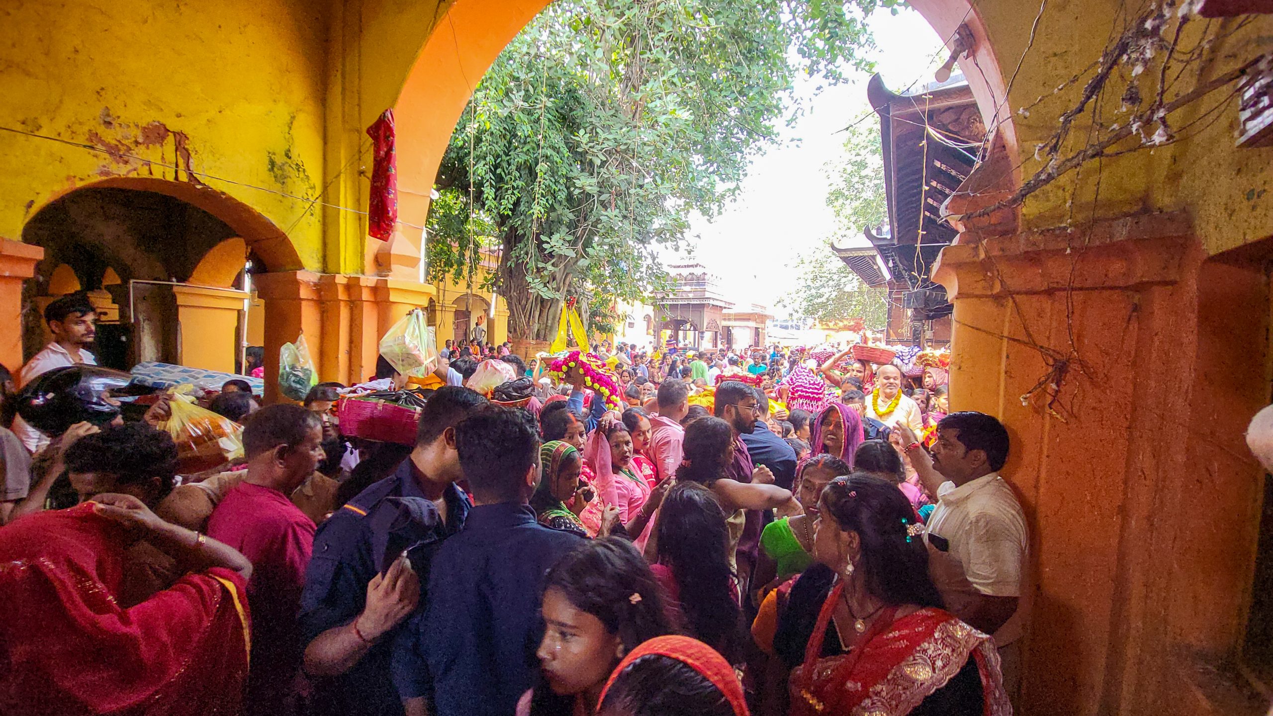 राजदेवी मन्दिरमा भक्तजनको भीड : साँझ ८ बजेदेखि बलि प्रदान गरिने