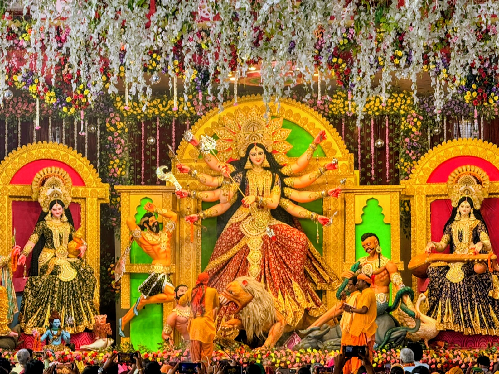 मटिहानीमा फुलपातीको रौनक, महासप्तमीदेखि दुर्गा पूजा आरम्भ