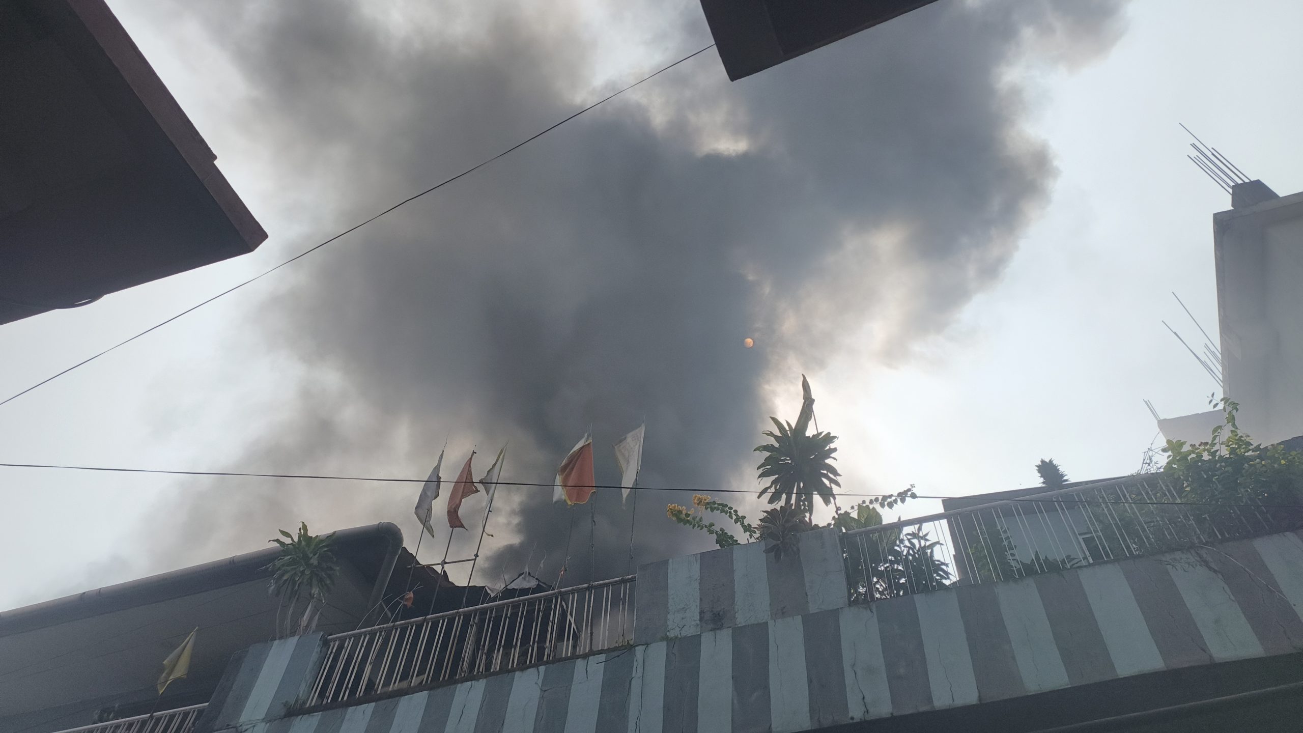 बिर्तामोडमा फर्निचर उद्योगबाट आगलागी, पाँच घरमा क्षति