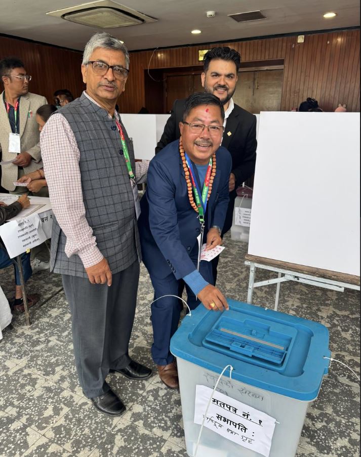सभापतिका उम्मेदवार श्यामकृष्ण खड्गीले गरे मतदान
