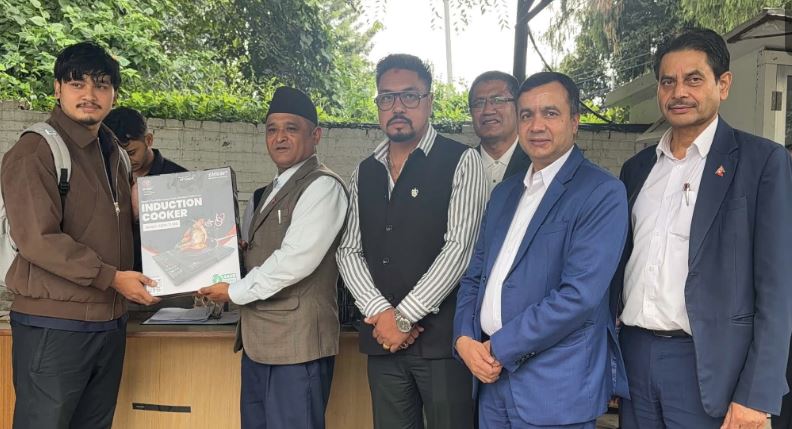 ग्यास अभावबाट प्रभावित विद्यार्थीलाई वैकल्पिक ऊर्जा केन्द्रले दियो इन्डक्सन चुलो